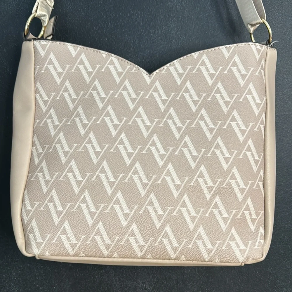 NWT Adrienne Vittadini Serafina Signature Collection Hobo Handbag in Taupe/Cream